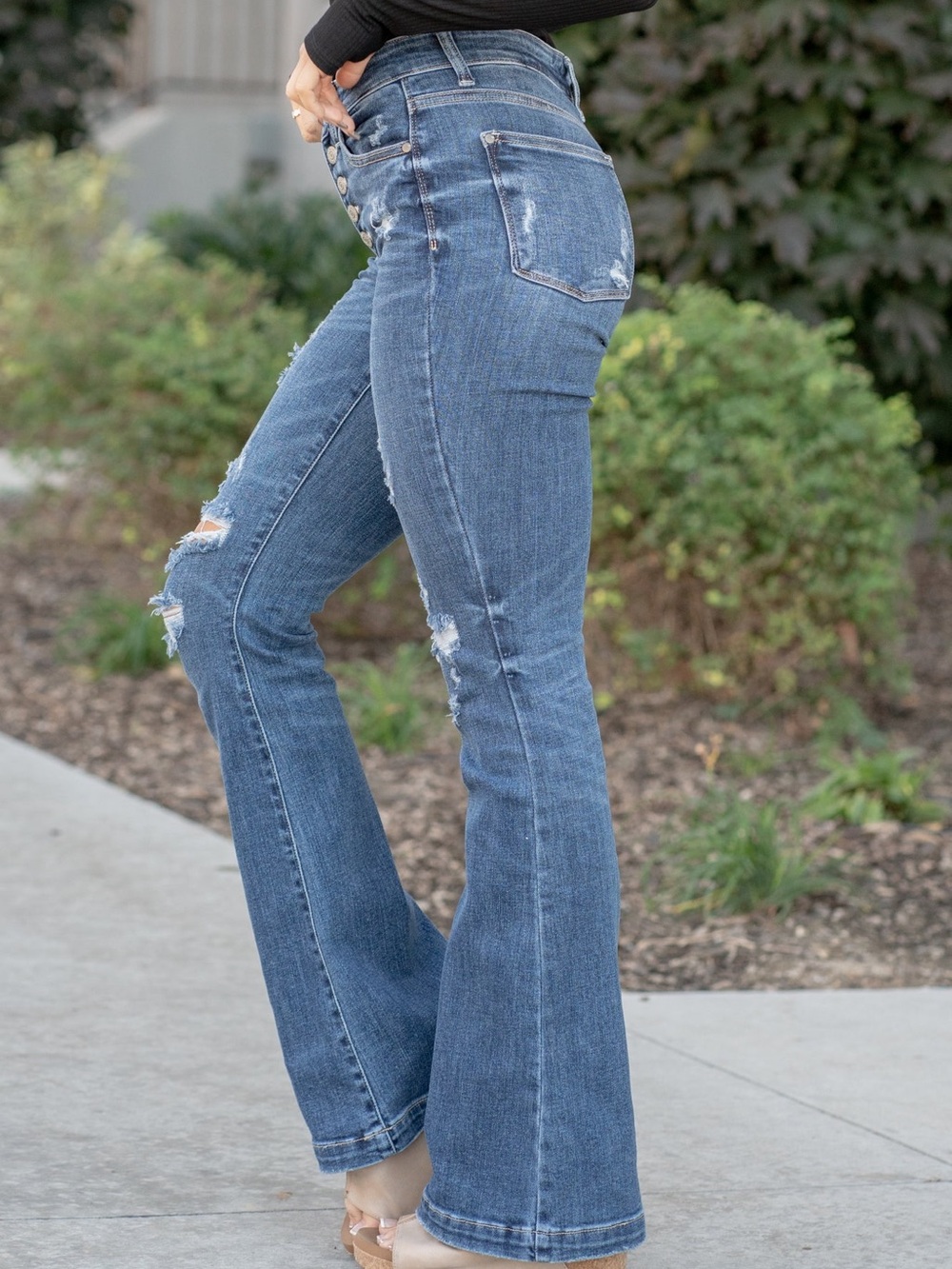 JUDY BLUE JASPER MID RISE DISTRESSED BUTTON FLY FLARE JEANS SIZE 3/26 NWOT